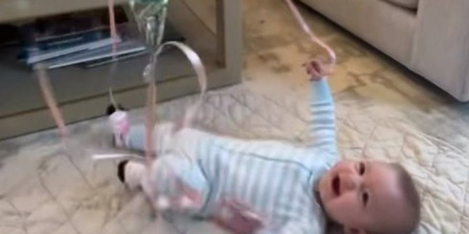 Volela bih da sam ovo znala sa prva 3 deteta! Mama pokazala sjajan trik kako da zabavite i umorite bebu - spavaće samo tako (VIDEO)