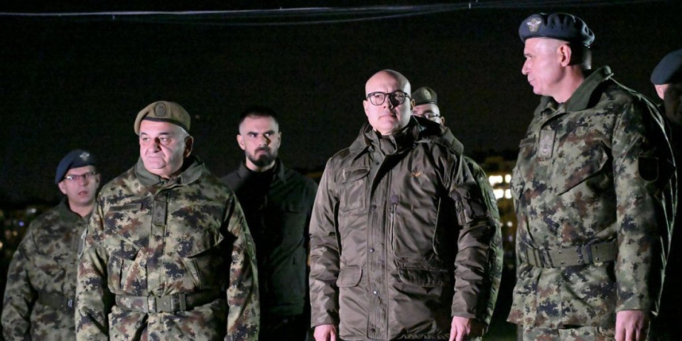 "Čuvaju našu državu i mir!" Ministar Vučević u novogodišnjoj noći obišao dežurnu jedinicu PVO (FOTO)