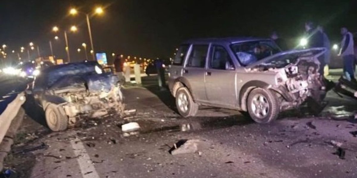 Teška saobraćajka kod Novog Sada: Dve osobe zaglavljene u smrskanom autu