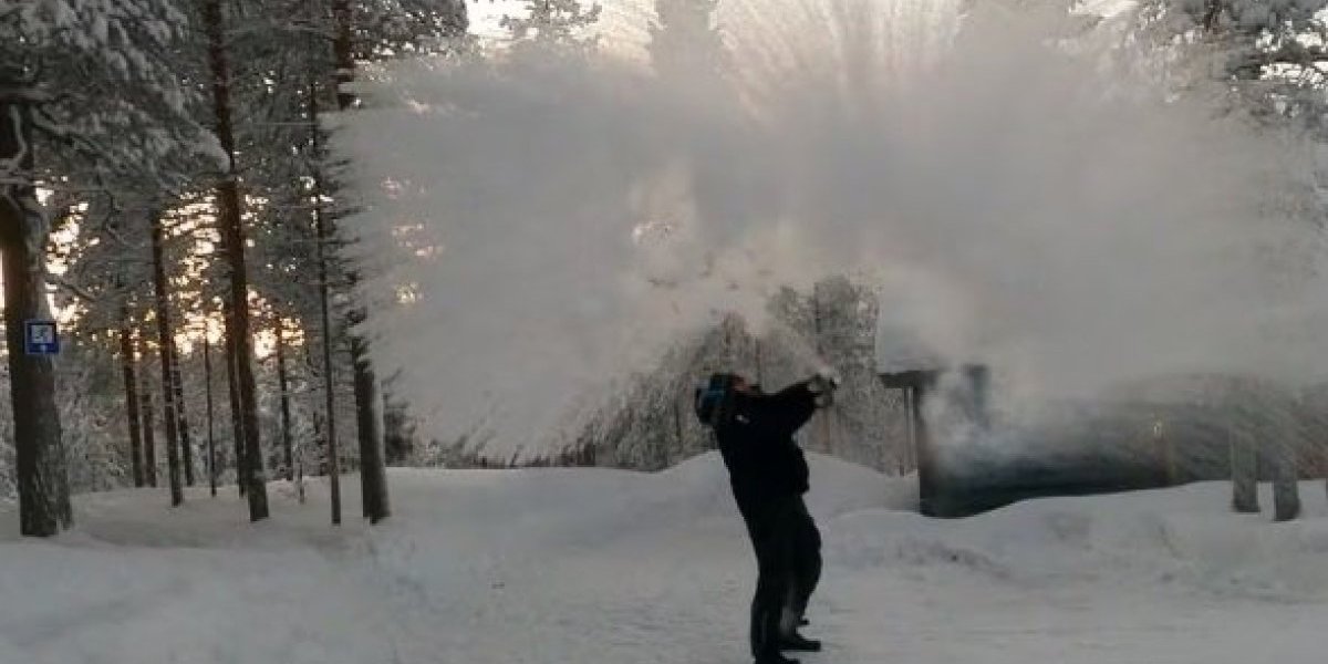 (VIDEO) Ekstremna hladnoća! Bacio je ključalu vodu u vazduh i ona se odmah pretvorila u led!