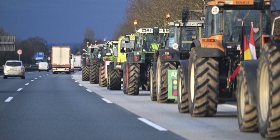 Moćna Bavarska na nogama! Traktori blokirali 3 najveća grada, Zeder se obratio poljoprivrednicima! (VIDEO)