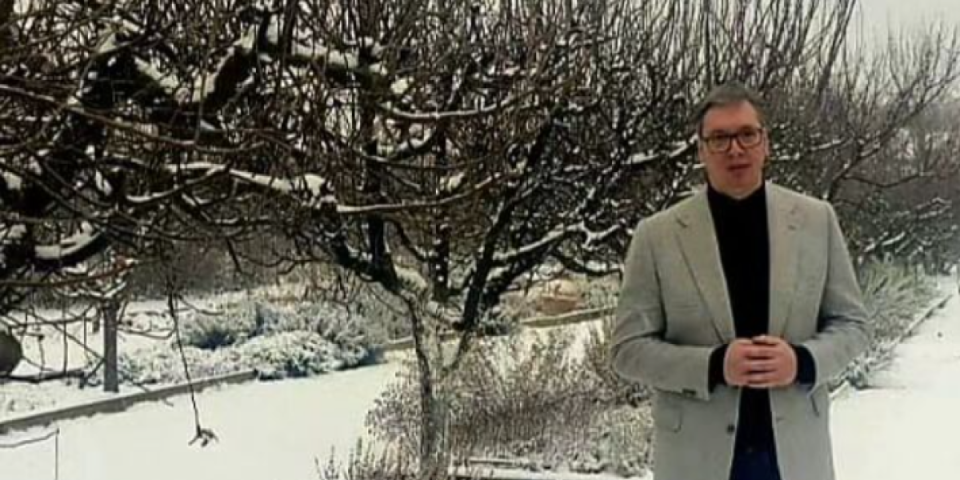 Vučić u dvorištu porodične kuće u Jajincima: Božić je uvek najradosniji dan, a priroda najlepša baš kada pada sneg