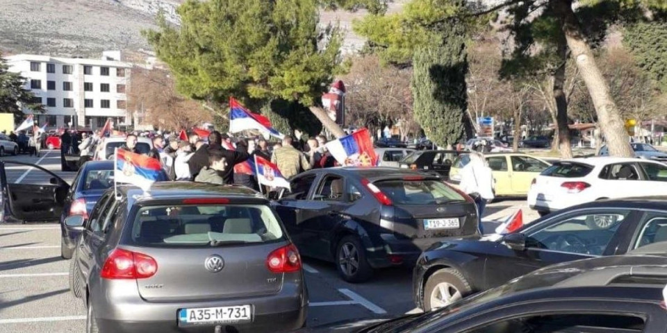 Stotine vozila u spektakularnoj povorci: Trebinje slavi Dan Republike Srpske! (VIDEO)