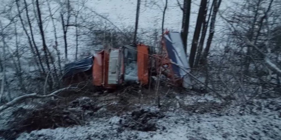 Čistač snega sleteo sa puta u provaliju: Nesreća u selu kod Gornjeg Milanovca