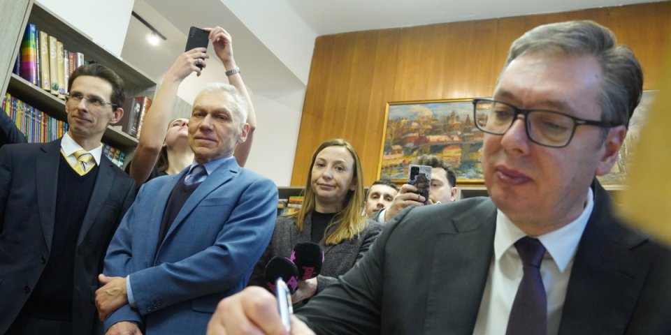 (FOTO) Vučić je svoj potpis stavio na ove reči: Moćna poruka predsednika u Ruskom domu