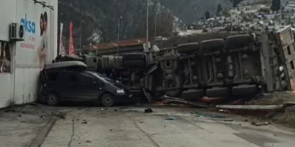 (VIDEO) Strašna nesreća kod Užica: Kamion se prevrnuo nasred puta, delovi svuda po ulici