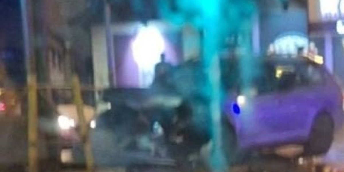 Težak sudar u Vinči: Teško povređena dvojica muškaraca, automobil potpuno smrskan