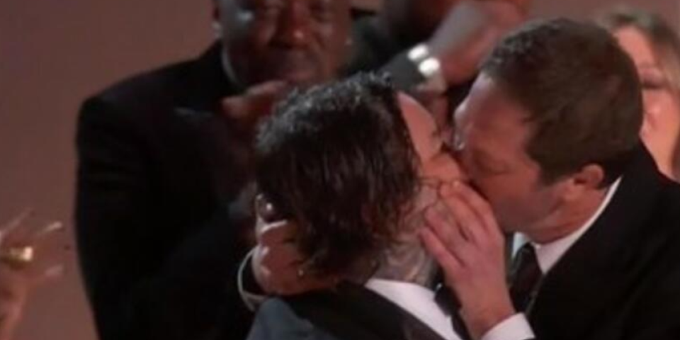 Gej scene na dodeli "Emija": Glumac zaskočio kolegu i strasno ga poljubio, a onda mu rekao ovo (VIDEO)