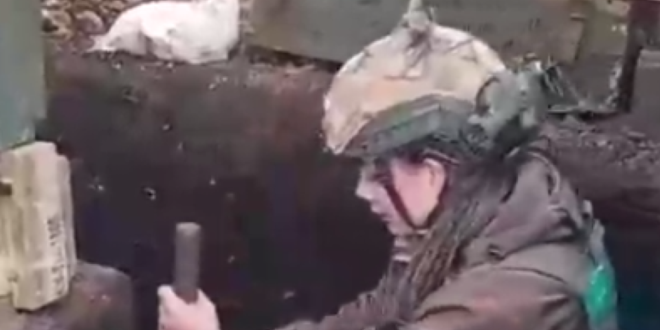 Ukrajinska armija u potpunom paklu! Žena kopa rov na prvoj liniji fronta: Skandalozan snimak obilazi svet (VIDEO)