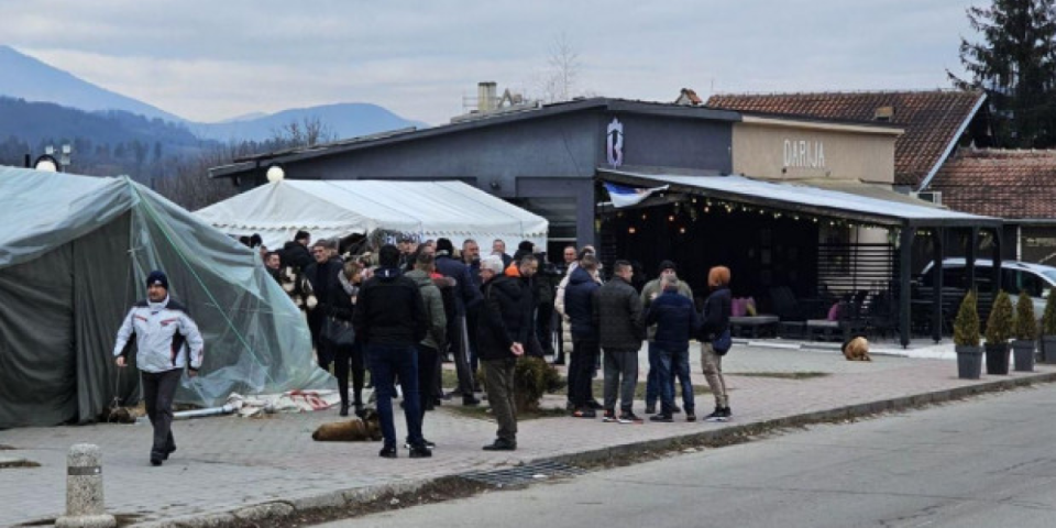 Drugi dan potpisivanja peticije u Leposaviću - Građani neprestano dolaze u grupama
