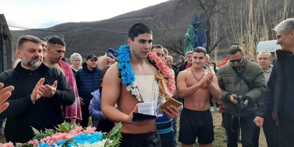 Na reci Toplici od 53 plivača, do krsta prvi stigao Luka Marić (19). Najmlađi učesnik ima 5 a najstariji 68 godina