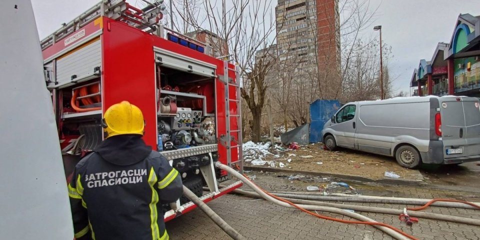 Bukti požar u Dimitrija Tucovića: Vatrogasne ekipe na terenu