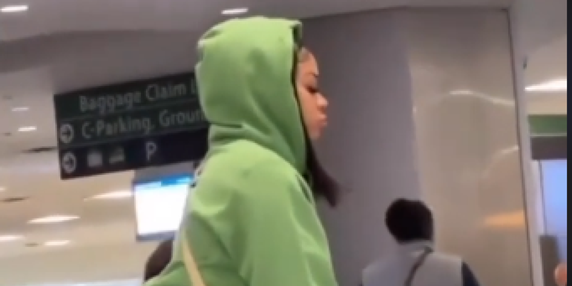 Šok na aerodromu! Dok je uredno čekala svoj prtljag, svi su bili zgroženi njenim stopalima - šta je ovo majko mila? (VIDEO)