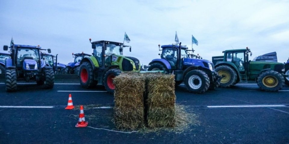Totalni kolaps u Francuskoj! Demonstranti traktorima blokirali autoputeve, zapaljene gume, bale sena... (FOTO/VIDEO)