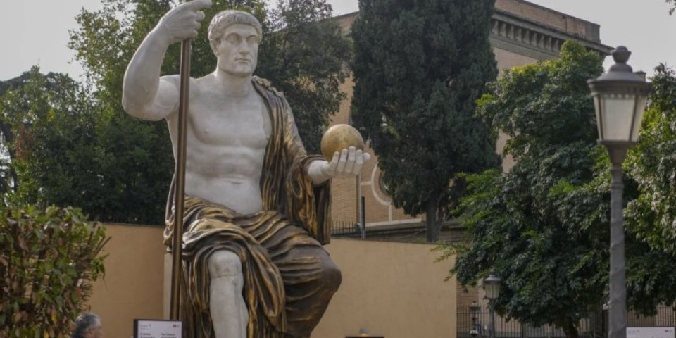 Gigantska 13-metarska replika najpoznatijeg Nišlije ponovo karsi Rim! Car Konstantin se vratio na velika vrata!