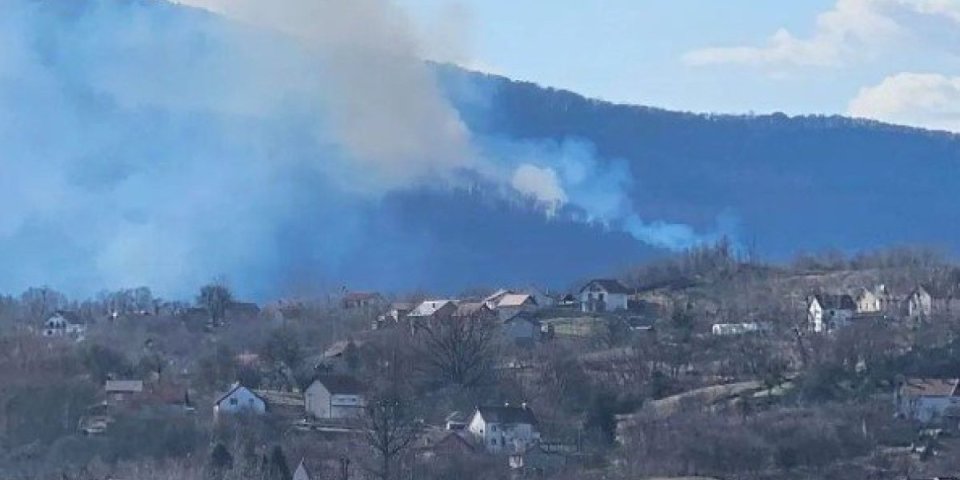 Bukti požar iznad Loznice: Vatrogasci se bore sa dimom i plamenom u Gučevu