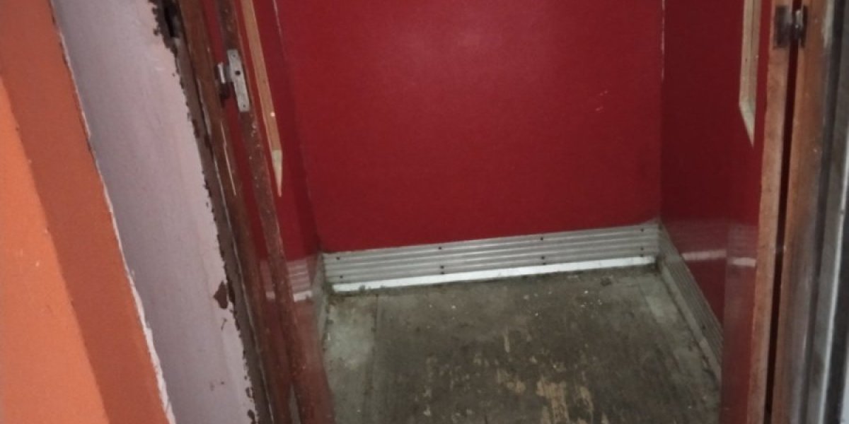 Stanari zgrade u Gnjilanu uznemireni: U podrumu ispod lifta pronađeno beživotno telo