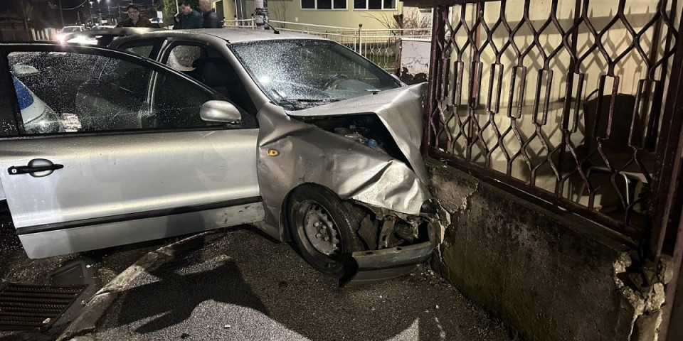 Automobil udario u taksi, pa u ogradu kuće! Težak udes u Čačku, povređena jedna osoba! (FOTO, VIDEO)