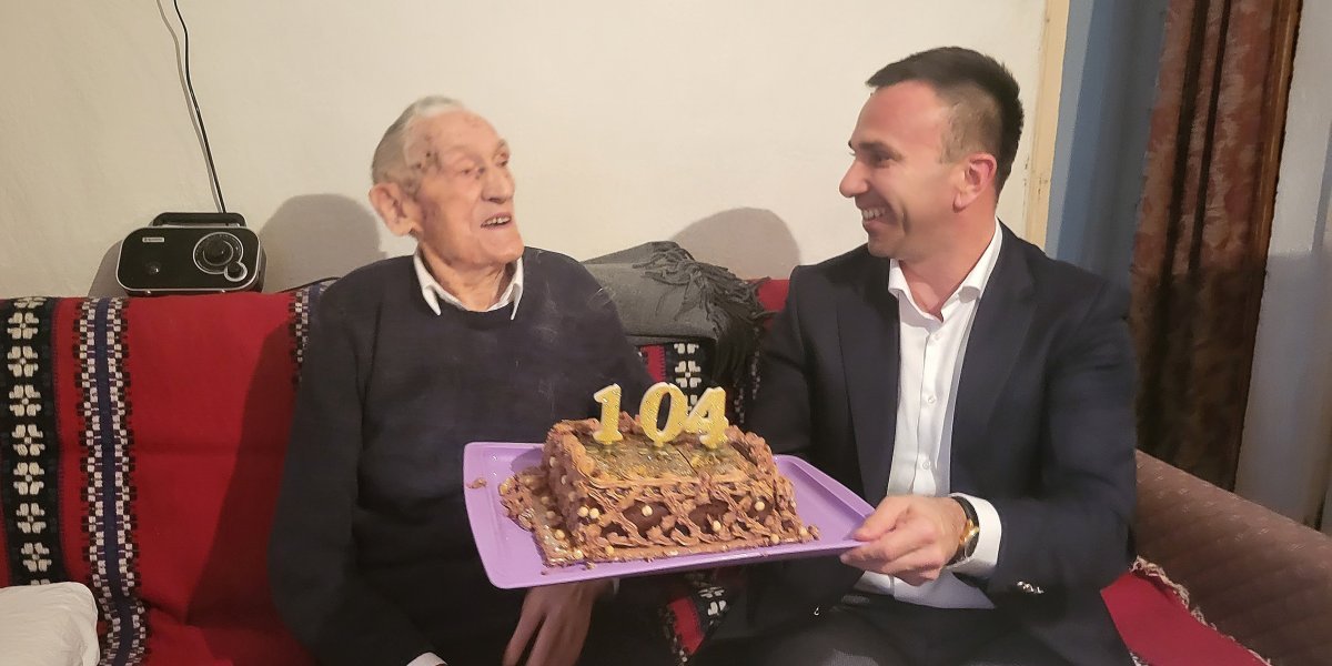 Deda Joca slavi 104. rođendan uz čašu piva: Najstariji stanovnik opštine Mionica!