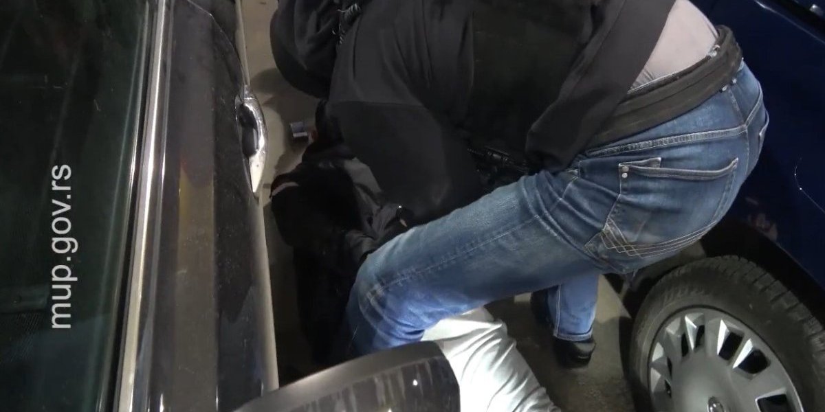 Bivši robijaš bežao od policije u Novom Pazaru! Policija jurila begunca u džipu, a onda ga stigli! (VIDEO)