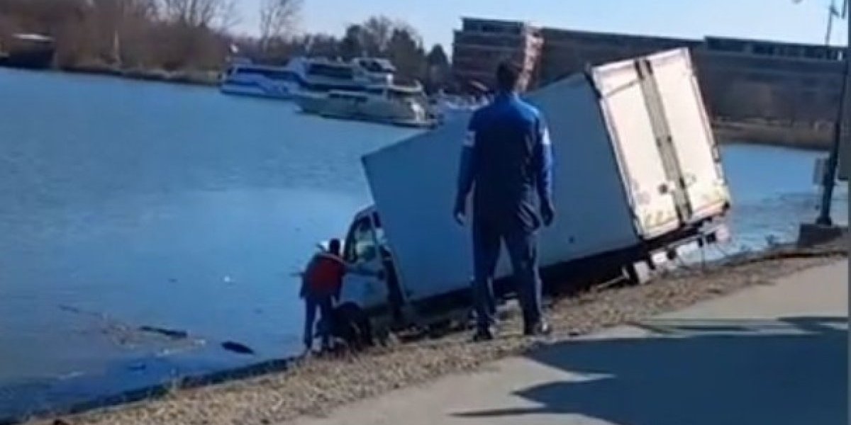 Drama u Velikom Gradištu! Hladnjača sa nasipa kod Srebrnog jezera sletela u Dunav (FOTO/VIDEO)