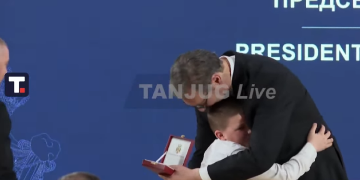 Dirljivo! Dečak zagrlio Vučića: Predsednik odlikovao Stefana (11) i Miloša (21) koji su ranjeni na Kosmetu