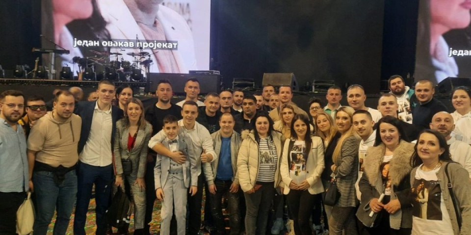 Ljubav bez granica: Dragana se posle obaranja rekorda Arene sat vremena fotografisala sa fanovima