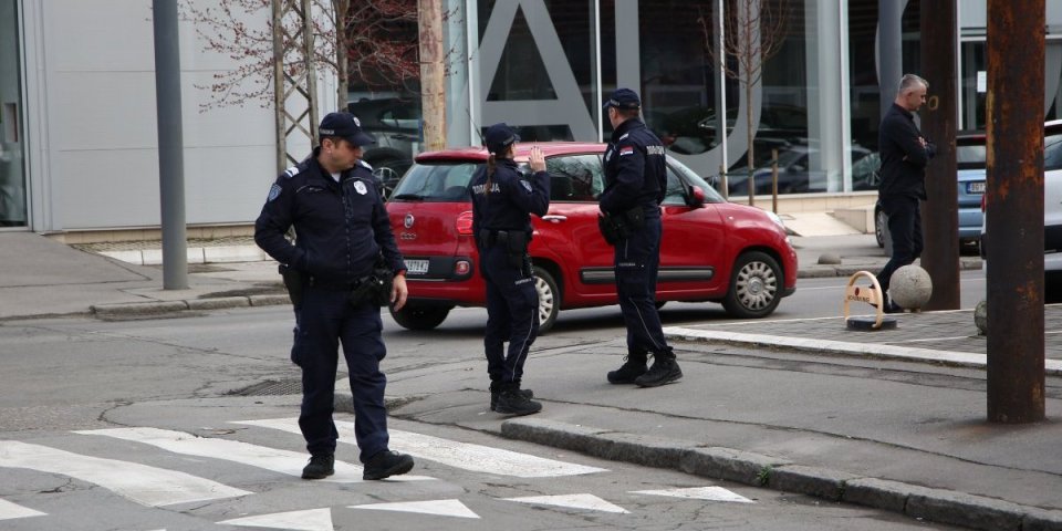 Ništa se ne prepušta slučaju: Pojačano prisustvo policije u tržnim centrima širom Srbije! (FOTO/VIDEO)