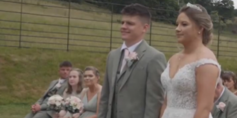 Nezvani gost prekinuo venčanje! Baš kada su mladenci izgovarali sudbonosno "da", odjednom se gromoglasno oglasio (VIDEO)
