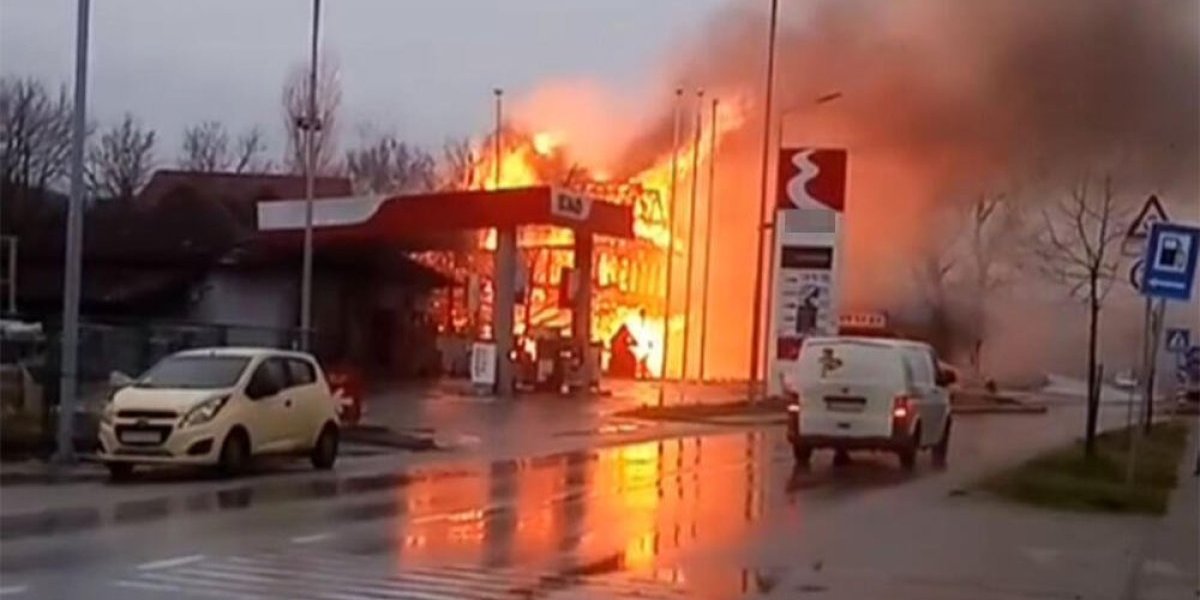 Hitna evakuacija radnika pumpe: Bukti požar u restoranu na 20 metara od plina i benzina (VIDEO)