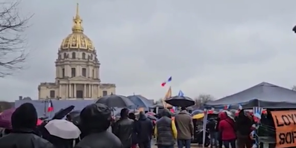Francuzi se digli u Parizu! Stotine ljudi traži izlazak iz NATO: "Nećemo da ginemo za Ukrajinu, Makrone bori se sam" (VIDEO)