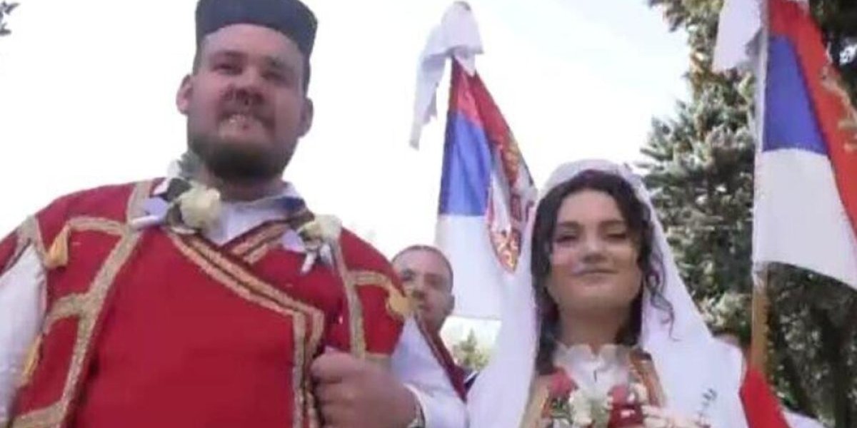 O njima bruji ceo region: Srpska snajka osvetlala obraz, na svadbu došla u narodnoj nošnji - tazbina na kolenima (Video)