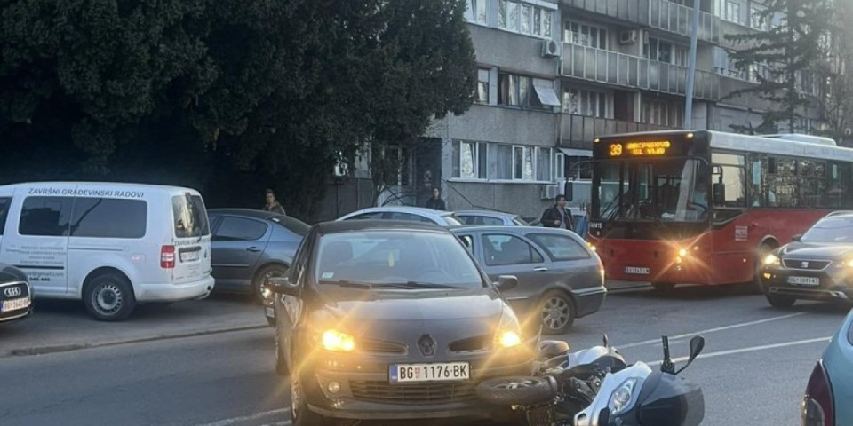 Saobraćajka u Kumodraškoj ulici! Motociklista podleteo pod automobil! (FOTO)
