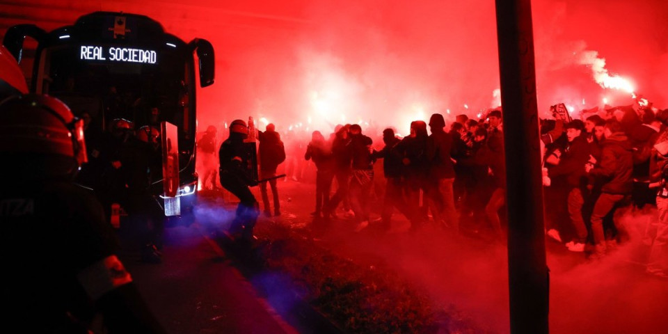 Haos pred meč Sosijedada i PSŽ-a! Sukob navijača i policije (FOTO GALERIJA)