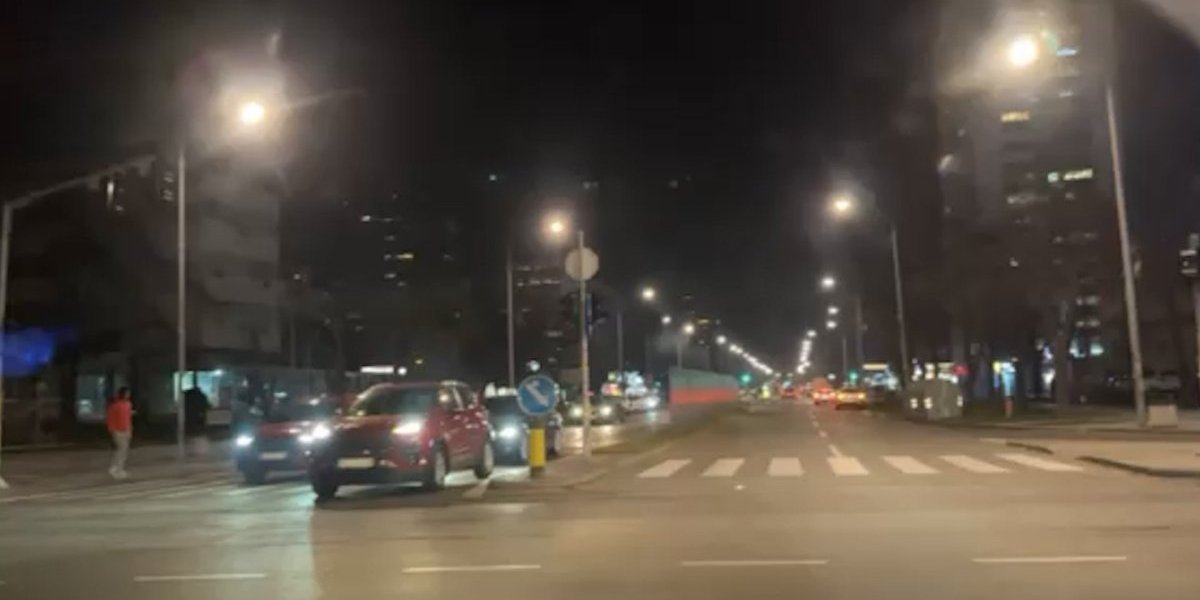 Opasno, semafori u kvaru! Na raskrsnici Bulevara maršala Tolbuhina i Mihajla Pupina, vozila bez kontrole (VIDEO)
