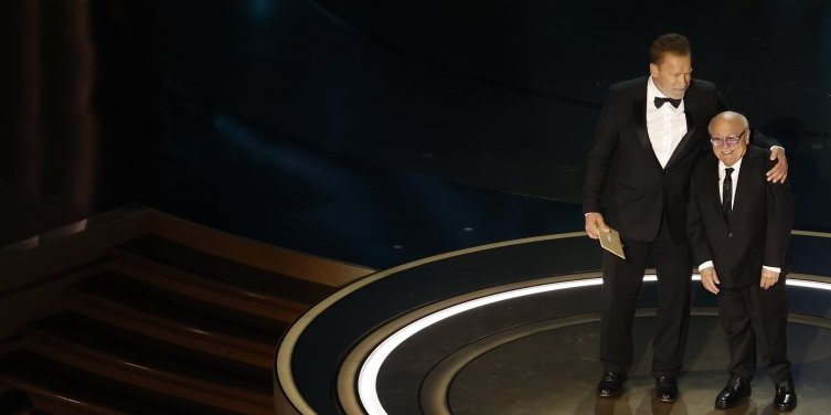 Šok na dodeli Oskara! Arnold Švarceneger i Deni Devito zajedno na sceni, "div" i "patuljak" dobili stajaće ovacije (VIDEO)