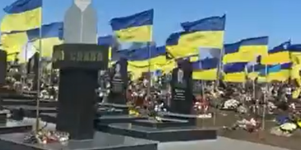 (VIDEO) Ovo na Zapadu ne smeju da prikažu! Užasvajuća scena na ukrajinskom groblju! Došao posle godinu dana, zatekao horor!