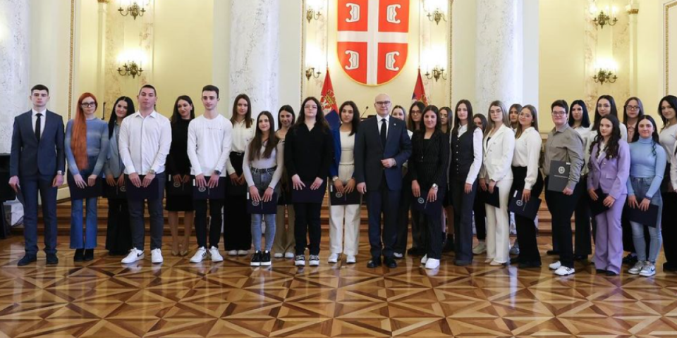 Vučević uručio ugovore o stipendijama: Mladi ljudi daju novu snagu i energiju Ministarstvu odbrane i Vojsci Srbije (FOTO)