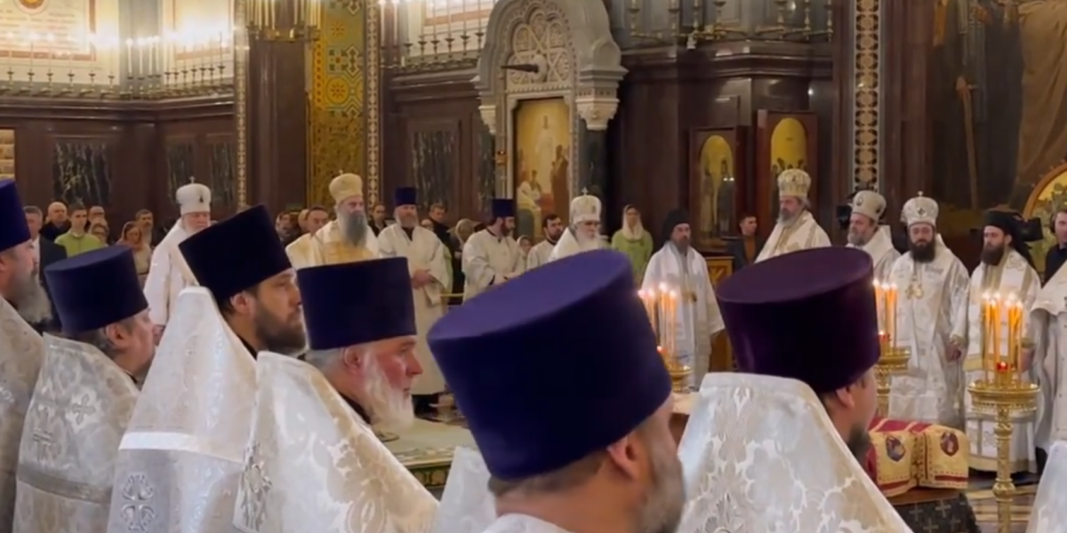 Zaupokojena Liturgija u Hramu Hrista Spasitelja u Moskvi: Patrijarh Porfirije i Patrijarh Kiril služili opelo vladici Antoniju