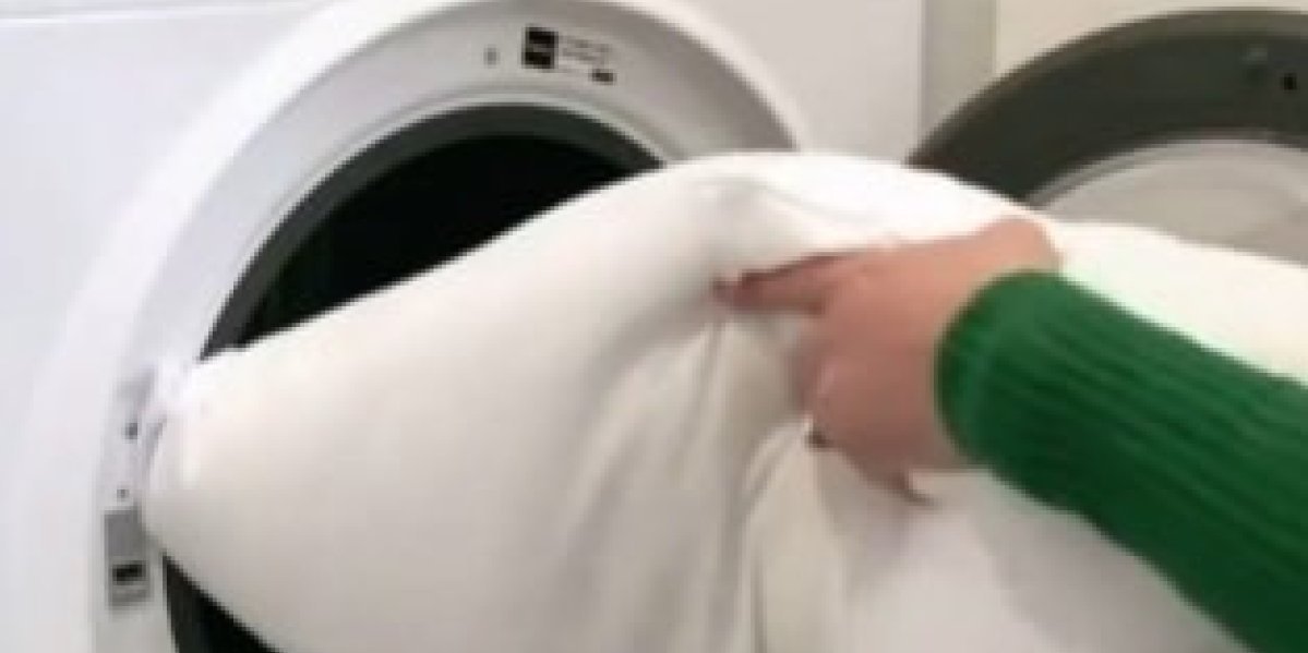Za samo 20 minuta biće kao nov! Evo kako da osvežite jastuk i to bez pranja! (VIDEO)
