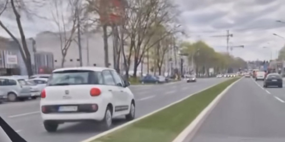 Da li je ovo moguće? Bahati vozač ugrožava živote - vozi suprotnim smerom! (VIDEO)