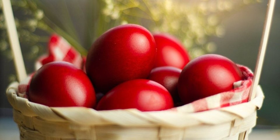 Jarko crvena jaja za Vaskrs! Tehnika farbanja koju svaka iskusna domaćica treba da zna  (VIDEO)