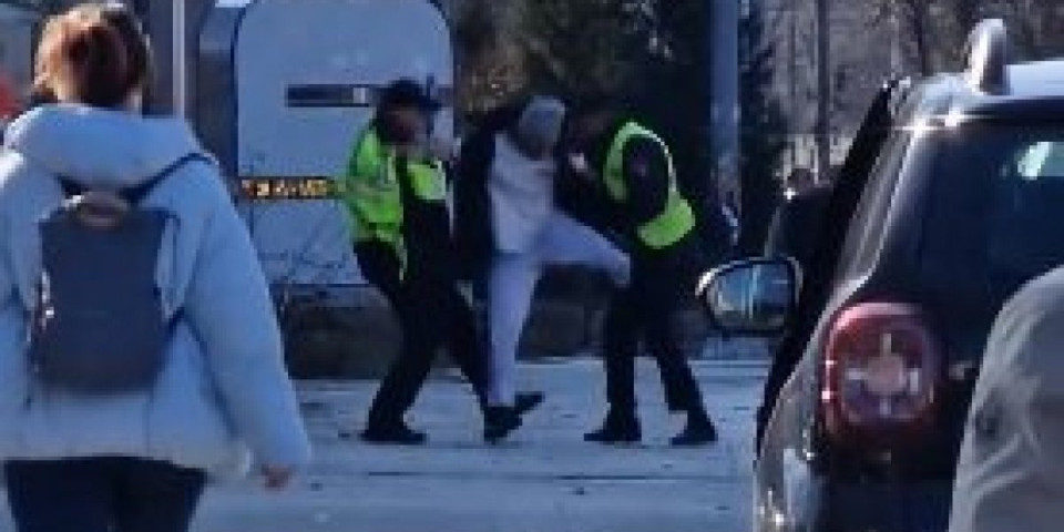 Pogledajte dramu u Sarajevu! Muškarac nožem pretio policiji, opirao se hapšenju (VIDEO)
