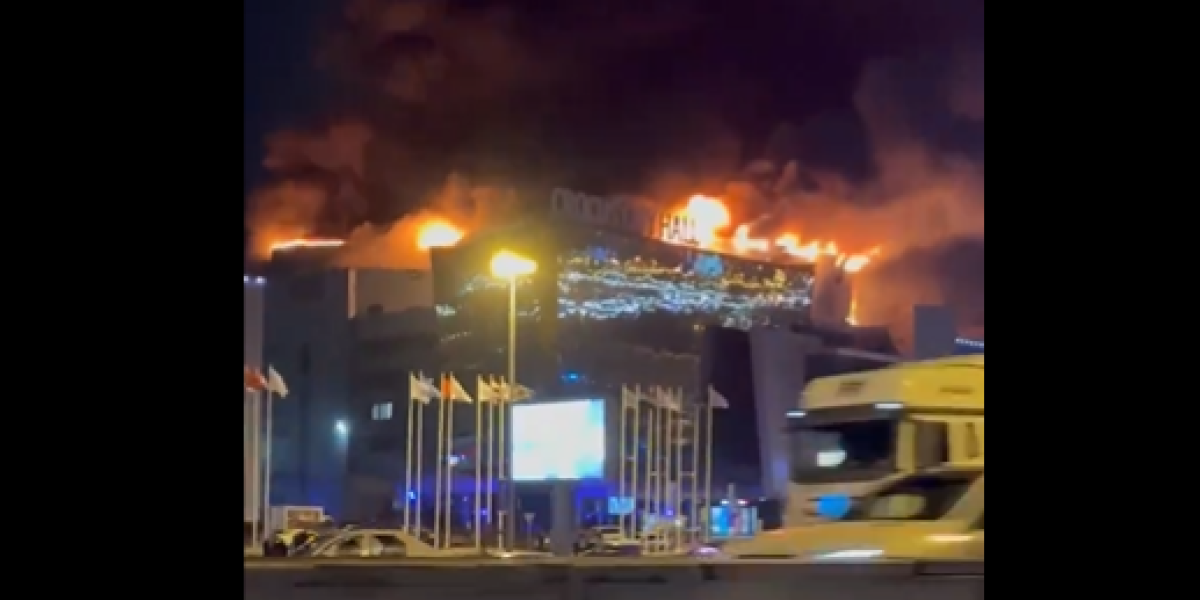 Nakon jezivog masakra, zapalili halu! Horor snimci iz Moskve: Ljudi beže, vatra guta sve pred sobom (VIDEO)