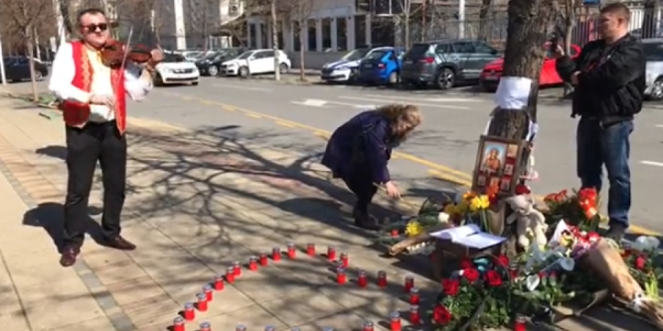 Beograđani pale sveće u blizini Ruske ambasade! (VIDEO)