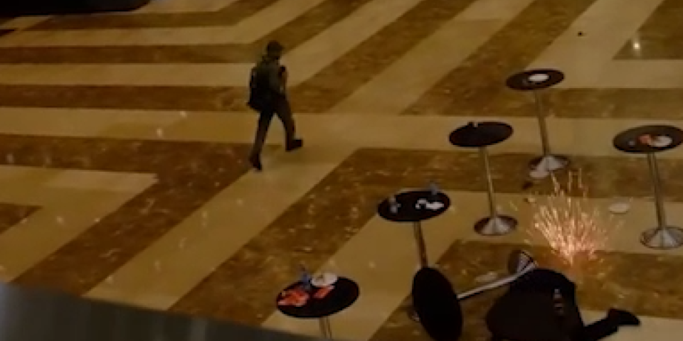 (VIDEO) Novi stravičan snimak iz Moskve! Čovek pokušao da se sakrije iza stola, nije mu bilo spasa!