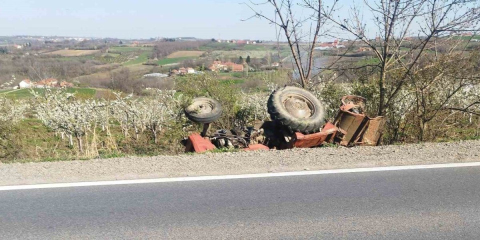 Mladić ostao bez noge prilikom prevrtanja traktora! Teška nesreća u šumi kod Prijedora