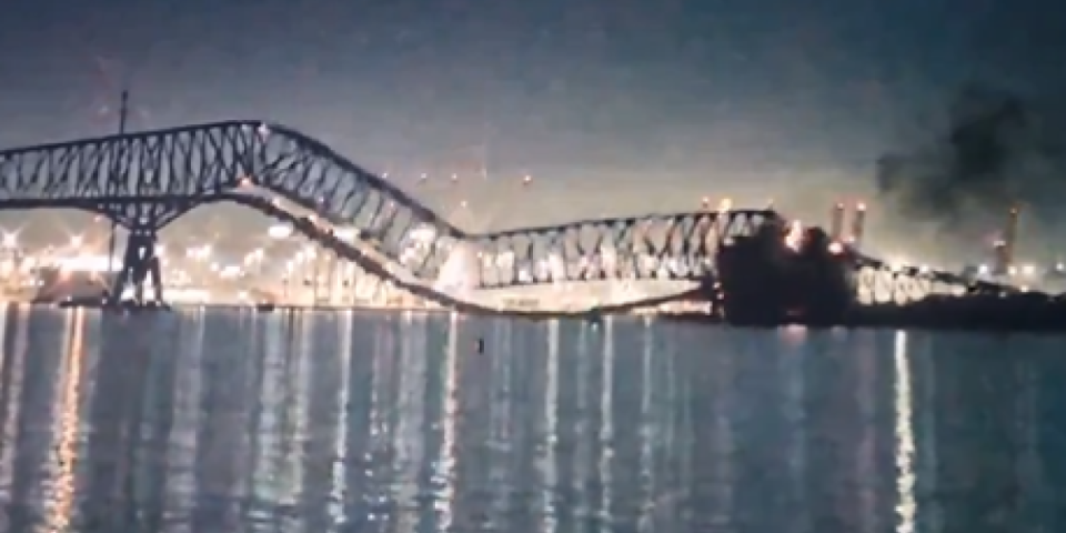 (VIDEO) Horor! Srušio se ogroman most u Americi! Nakon udara broda nastala katastrofa!