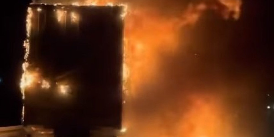 Buktinja na Pančevačkom putu! Kamion se zapalio usred vožnje, vozač sprečio teže posledice (VIDEO)