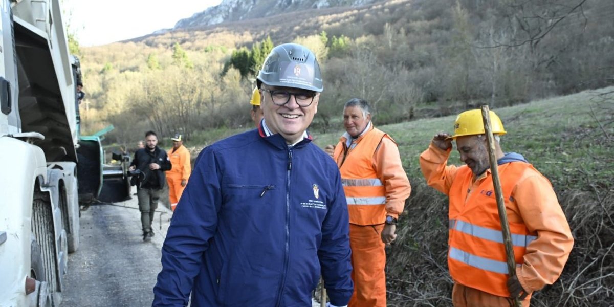 Vesić obišao radove na obnovi puta Pirot-Dimitrovgrad: Vrednost investicije 116 miliona dinara (FOTO)